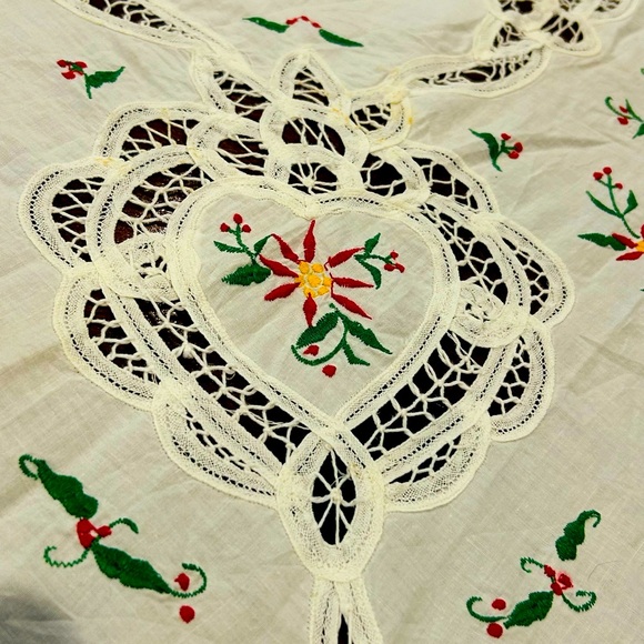 Heirloom Vintage Christmas Battenberg Lace embroidered tablecloth rectangle - Picture 3 of 12